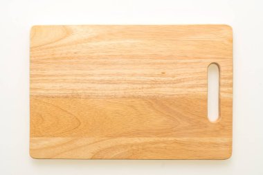 Kahverengi ahşap doğrama ve beyaz arka plan üzerinde izole kesme tahtası