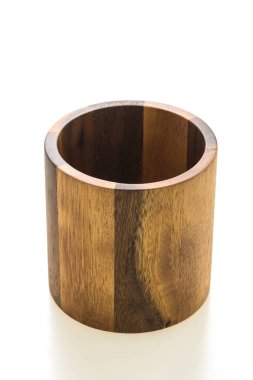 Tahta kase beyaz arka planda izole edilmiş.