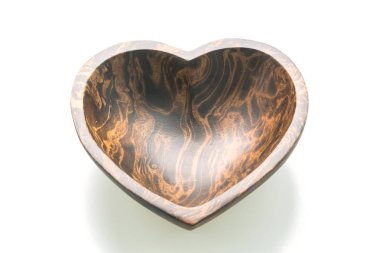 Beyaz arka plan üzerinde izole kalp şeklinde ahşap kase