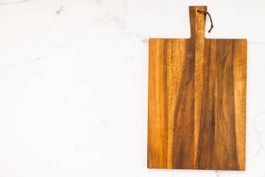 Ahşap kesme tahtası beyaz mermer taş zemin üzerine