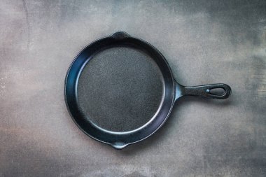 Siyah taş zemin üzerine demir pan