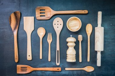 Siyah taş zemin üzerine kopya alanı ile mutfak eşyaları