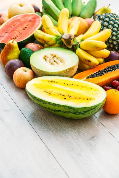 Elma muz portakal ve diğer karışık meyve