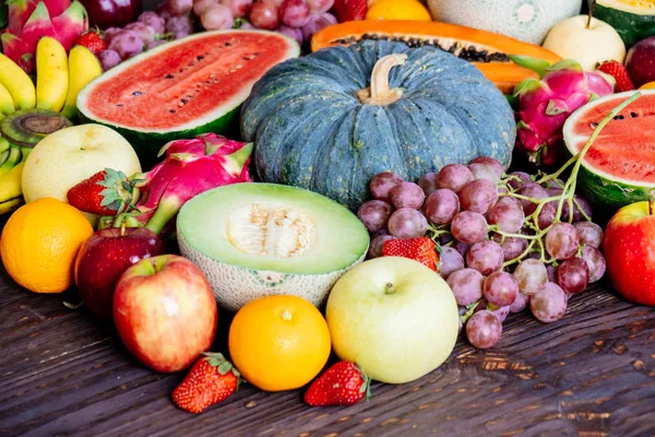 Kopya alanı - sağlıklı gıda kavramı ile ahşap arka plan üzerinde çeşitli ve karışık meyve