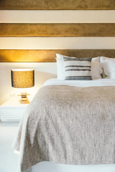 Yatak odasının iç tarafında yastık ve yatak dekorasyonu.