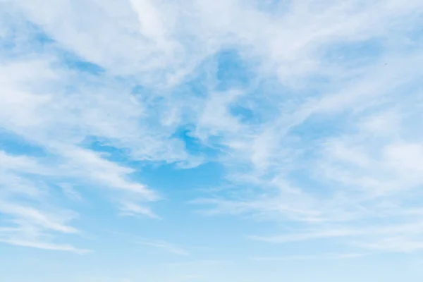 เมฆส ขาวท สวยงามบนพ นหล — ภาพถ่ายสต็อก