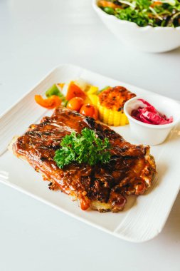 Barbekü soslu ızgara domuz pirzola