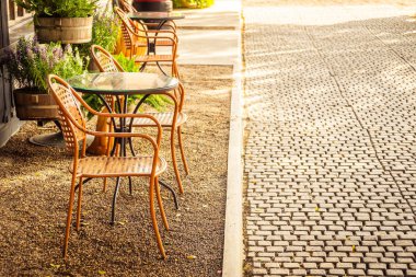 Boş sandalye ve masa etrafında açık kahve dükkanı kafe ve Restoran - Vintage filtre