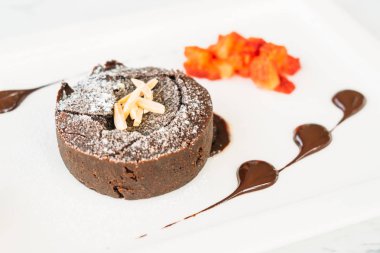 Şekerli tatlı çikolata lav kek ve dondurma ile