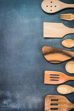 Siyah taş zemin üzerine kopya alanı ile mutfak eşyaları