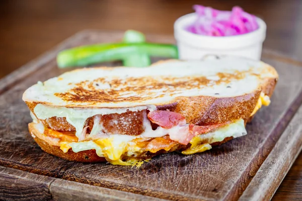 Sandwich Con Tocino Huevo Bandeja Madera —  Fotos de Stock