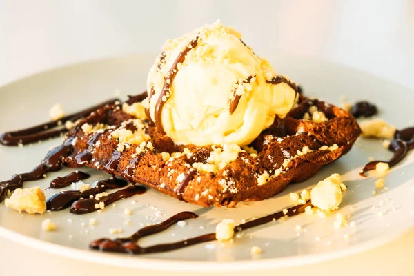 Sweet dessert Chocolate waffle with ice cream — Stock Photo, Image