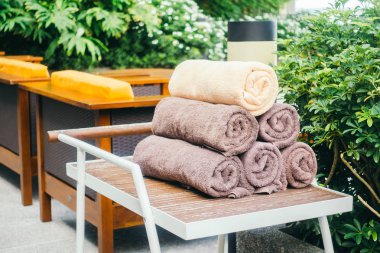 havuz havluları ahşap stand yığını