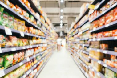Soyut bulanıklık ve süpermarkette alışveriş bölümü s defocused