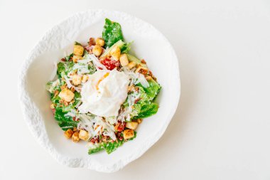 Sezar salatası taze sebze ve yumurta beyaz kase - sağlıklı gıda tarzı