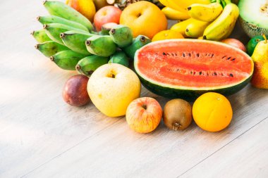 Elma muz portakal ve diğer ahşap arka plan - sağlıklı gıda tarzı ile karışık meyve