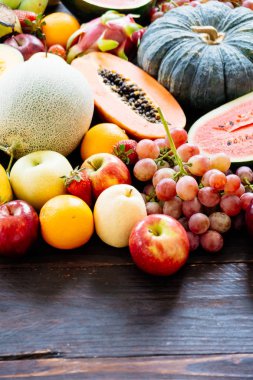 Kopya alanı - sağlıklı gıda kavramı ile ahşap arka plan üzerinde çeşitli ve karışık meyve