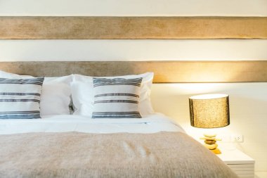 Yatak odasının iç tarafında yastık ve yatak dekorasyonu.