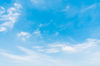 güzel beyaz bulut mavi gökyüzü arka plan üzerinde