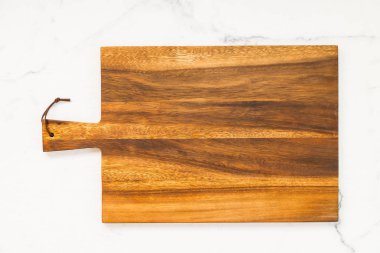 Ahşap kesme tahtası beyaz mermer taş zemin üzerine