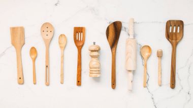 Taş arka plan beyaz kopya alanı ile mutfak gereçleri mermer