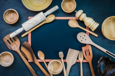 Siyah taş zemin üzerine kopya alanı ile mutfak eşyaları