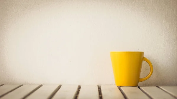 Yellow Coffee Cup Table Copy Space — Stock Photo, Image