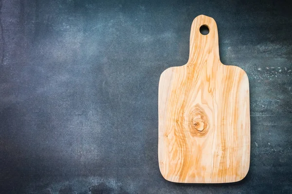 Houten Snijplank Zwarte Stenen Achtergrond — Stockfoto