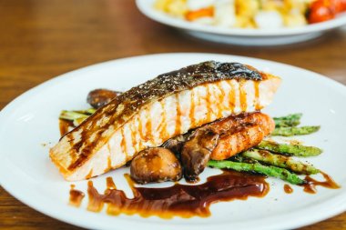 Sebzeli ızgara somon et bonfile