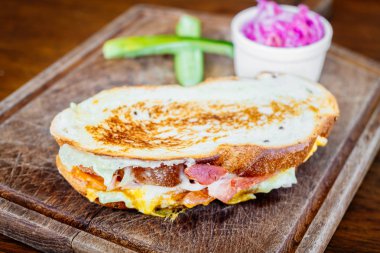 Pastırma ve yumurta ahşap tepsi ile sandviç