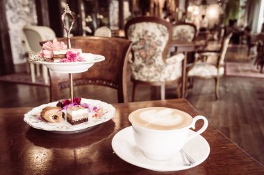 Latte kahve ve kek kafede masada beyaz Kupası