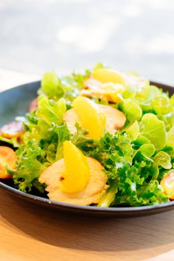 Izgara tavuk etli sebze salatası - sağlıklı gıda tarzı