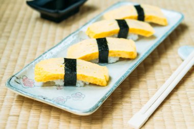 Tatlı tamago yumurta suşi - Japon gıda tarzı