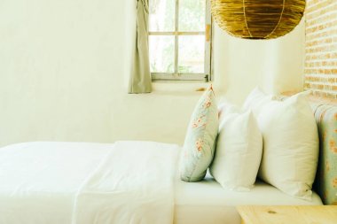 Yatak odasının iç tarafında yastık ve yatak dekorasyonu.