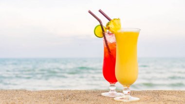 Deniz ve sahil ile bardak içme buzlu kokteyller
