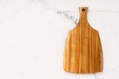 Ahşap kesme tahtası beyaz mermer taş zemin üzerine