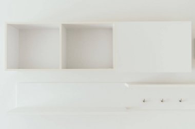 Boş beyaz ahşap raflar