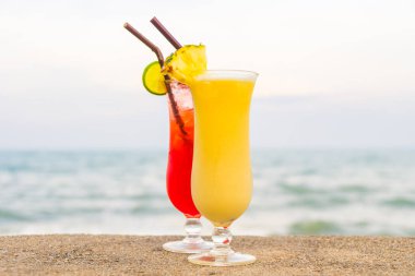 Deniz ve sahil ile bardak içme buzlu kokteyller