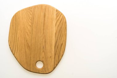 Kahverengi ahşap doğrama ve beyaz arka plan üzerinde izole kesme tahtası