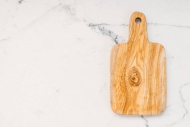 Ahşap kesme tahtası beyaz mermer taş zemin üzerine