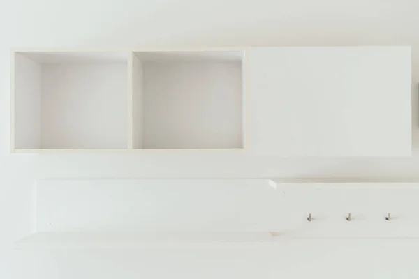 空の白い木製の棚 — ストック写真