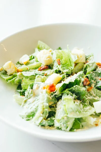 Жареный салат цезарь — стоковое фото