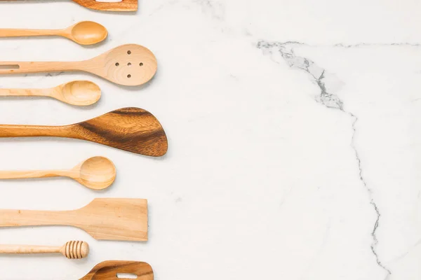 Küchenutensilien Mit Kopierraum Auf Weißem Marmorsteinhintergrund — Stockfoto