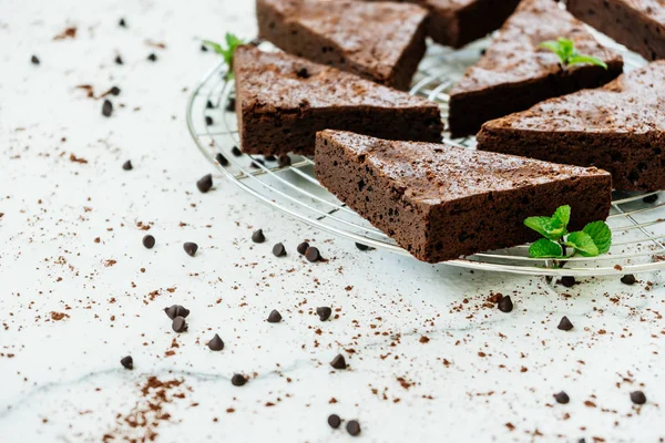 Dessert Sucré Avec Brownies Chocolat Sur Fond Pierre Blanche — Photo