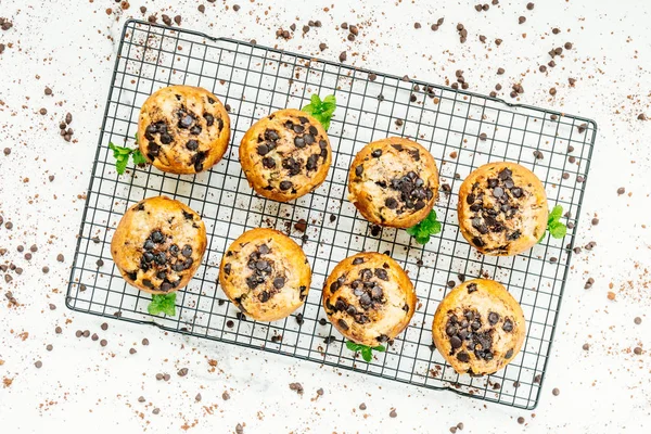 Postre Dulce Con Viruta Chocolate Sobre Fondo Blanco Piedra — Foto de Stock