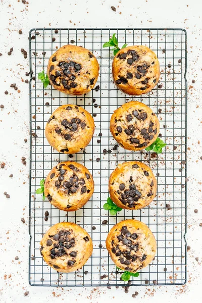 Postre Dulce Con Viruta Chocolate Sobre Fondo Blanco Piedra — Foto de Stock