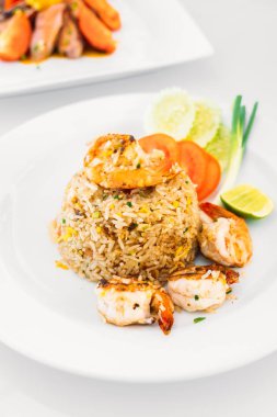 Kızarmış karidesli pilav