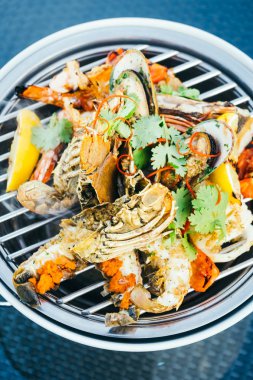 Izgara deniz ürünleri karides ile kalamar kabuk ve diğer karışık
