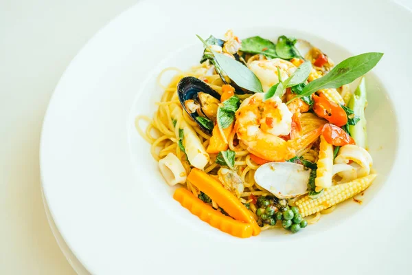 Spaghettis aux fruits de mer épicés ou pâtes dans une assiette blanche — Photo