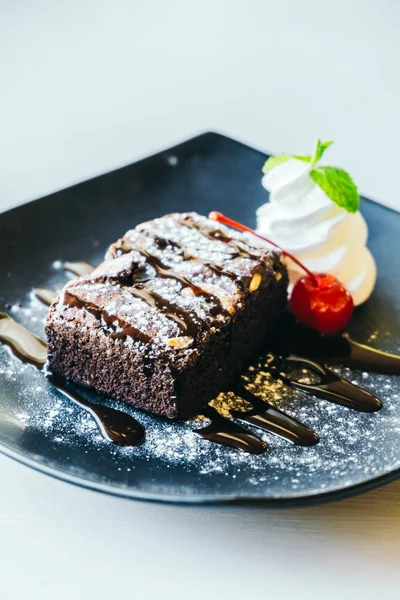 ホイップ クリームとチェリーとチョコレートのブラウニー ケーキ — ストック写真